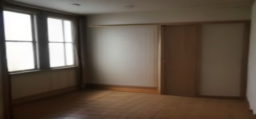 爱姐妹4剧情场景示意，两位女性角色在温暖室内光线下面对面交谈，画面情感真实细腻，展现姐妹间的复杂关系
